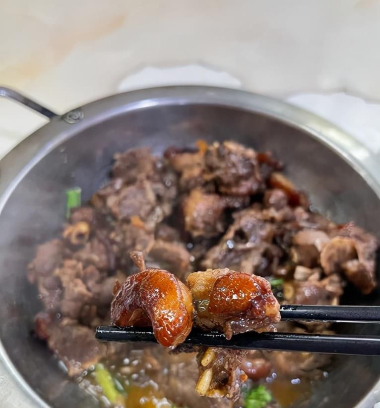 全国各地老板家的生意一直都很好,每天除了有无数上门吃狗肉的客人