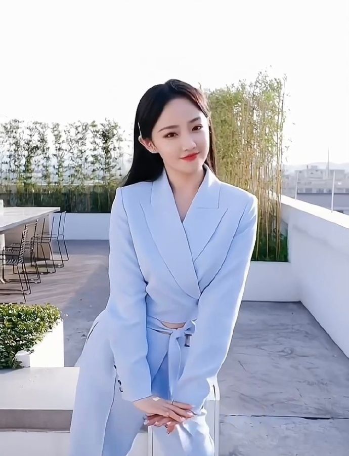 95花吴佳怡晒可爱视频,露脐装秀小蛮腰,骨架小身材挺有"肉"的|吴佳怡