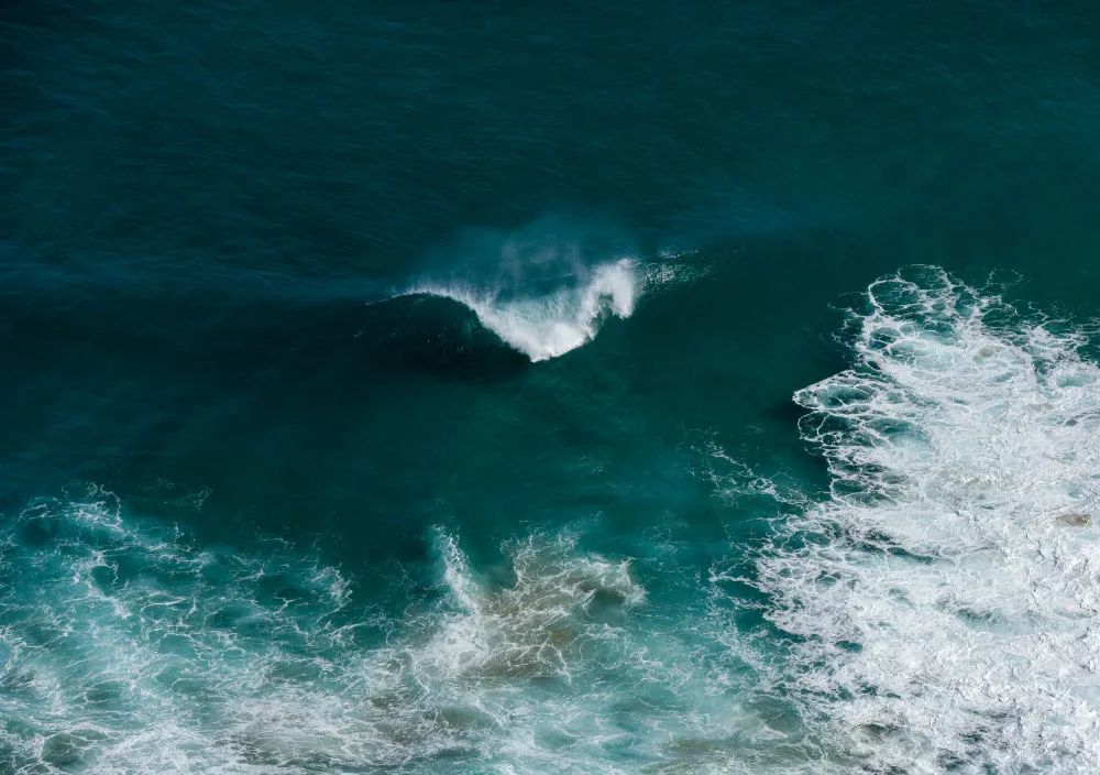 2020年10月7日在新西兰雷恩加角拍摄的海浪。新华社记者郭磊摄