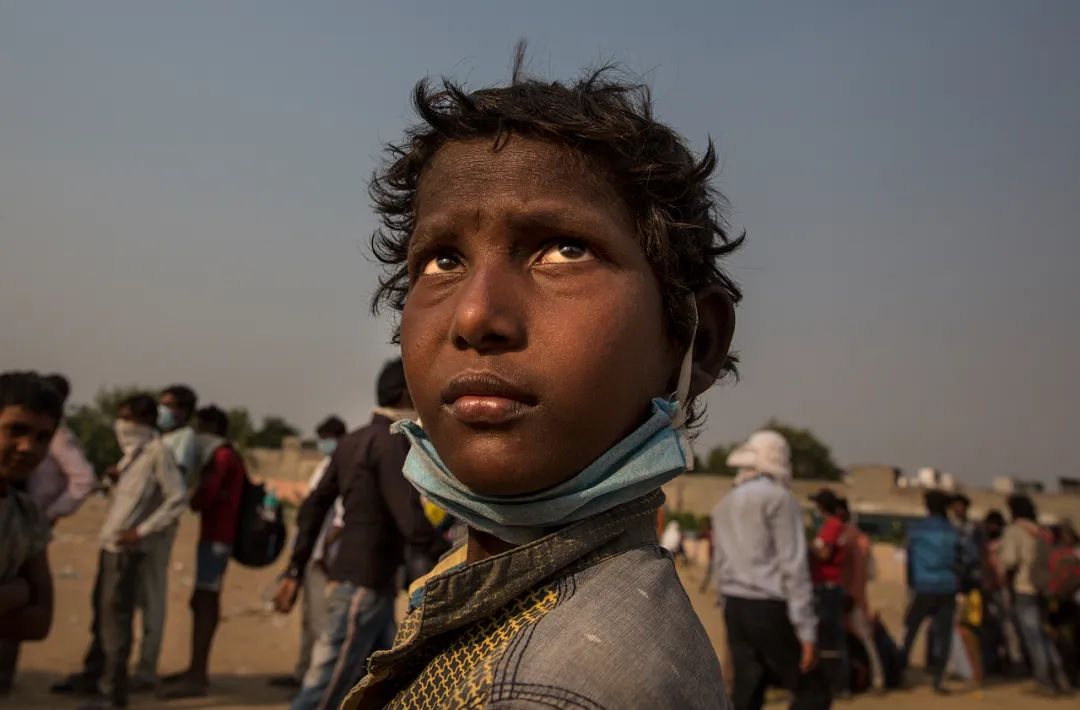 资料图片:在印度新德里郊区的加济阿巴德,一名儿童排队等待登上风乡