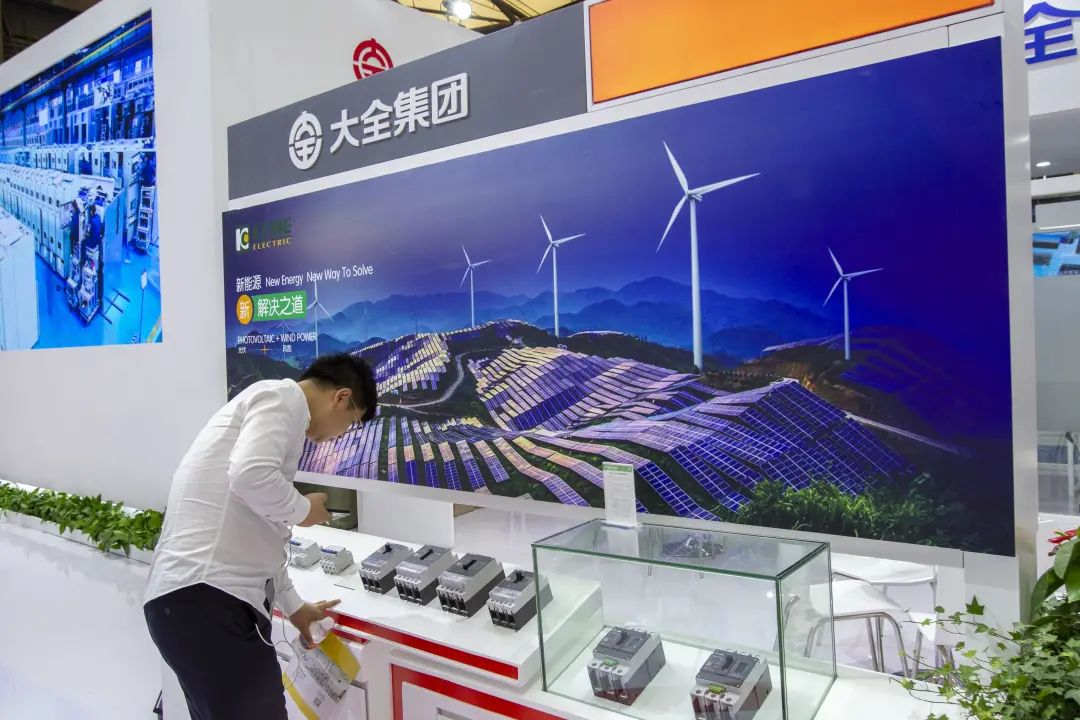 2019年6月6日，上海，SNEC第十三届国际太阳能光伏与智能能源展（2019光伏展），大全集团展示的多晶硅及太阳能电池。IC供图