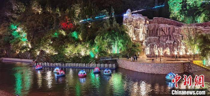 2022年5月2日施秉县杉木河夜漂景区，一位游客体验攀岩。 奉力 摄