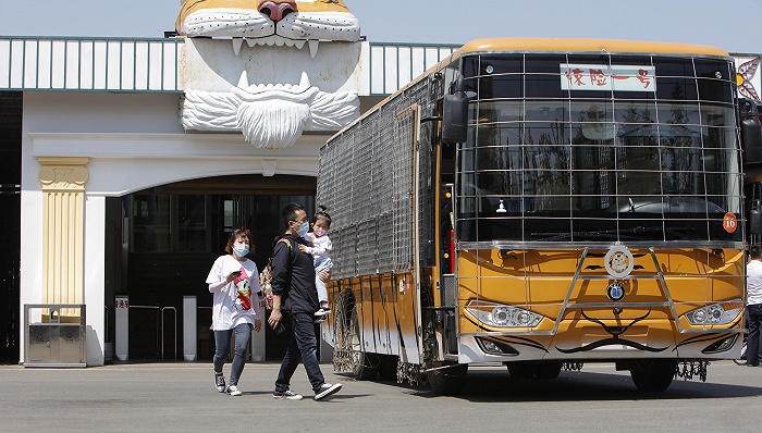兰州野生动物园发生观光车侧翻，今日起暂停售票排查安全隐患休闲区蓝鸢梦想 - Www.slyday.coM