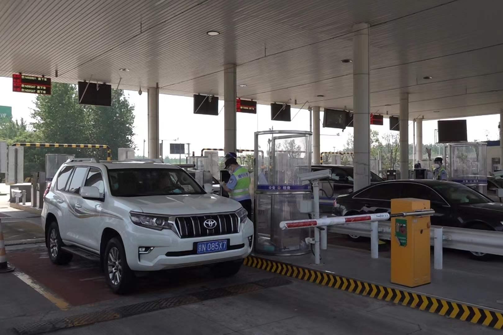 北京通州公安分局永乐店进京检查站,民警对来往车辆进行核验.