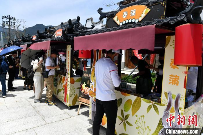 图为泰国美食料理档口吸引食客。 吕明 摄