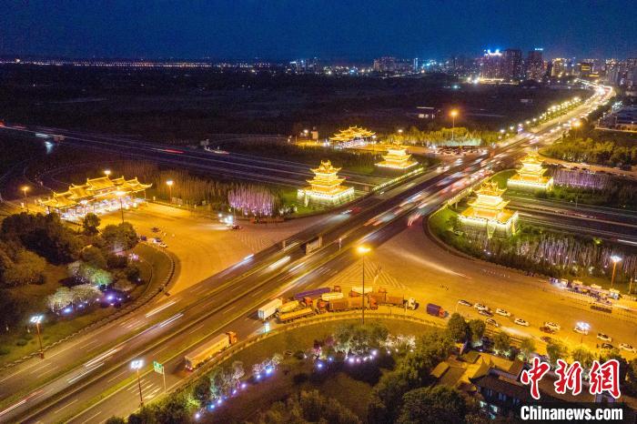 航拍成乐高速眉山收费站出入口夜景. 刘忠俊 摄
