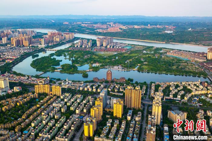 航拍"飞"常美的新眉山