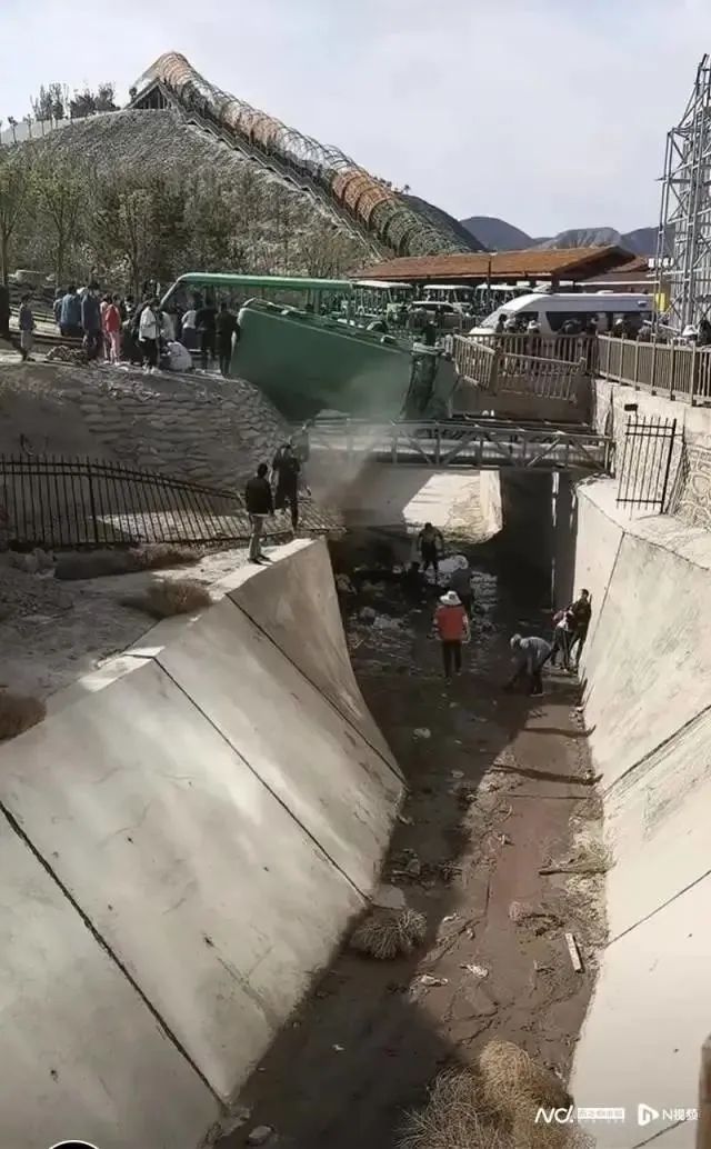一地野生动物园观光车侧翻，已致2人死亡休闲区蓝鸢梦想 - Www.slyday.coM