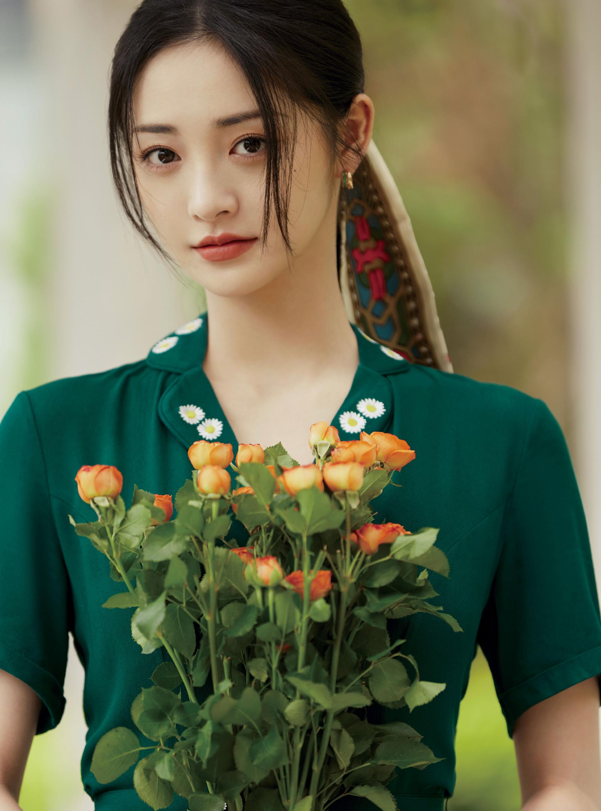 周洁琼低马尾搭配墨绿色长裙优雅知性活力十足好喜欢