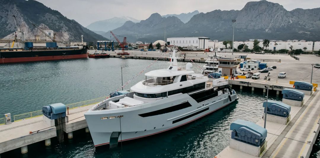 bering yachts 探险系列新旗舰44米heeus号下水|探险|游艇|新旗舰