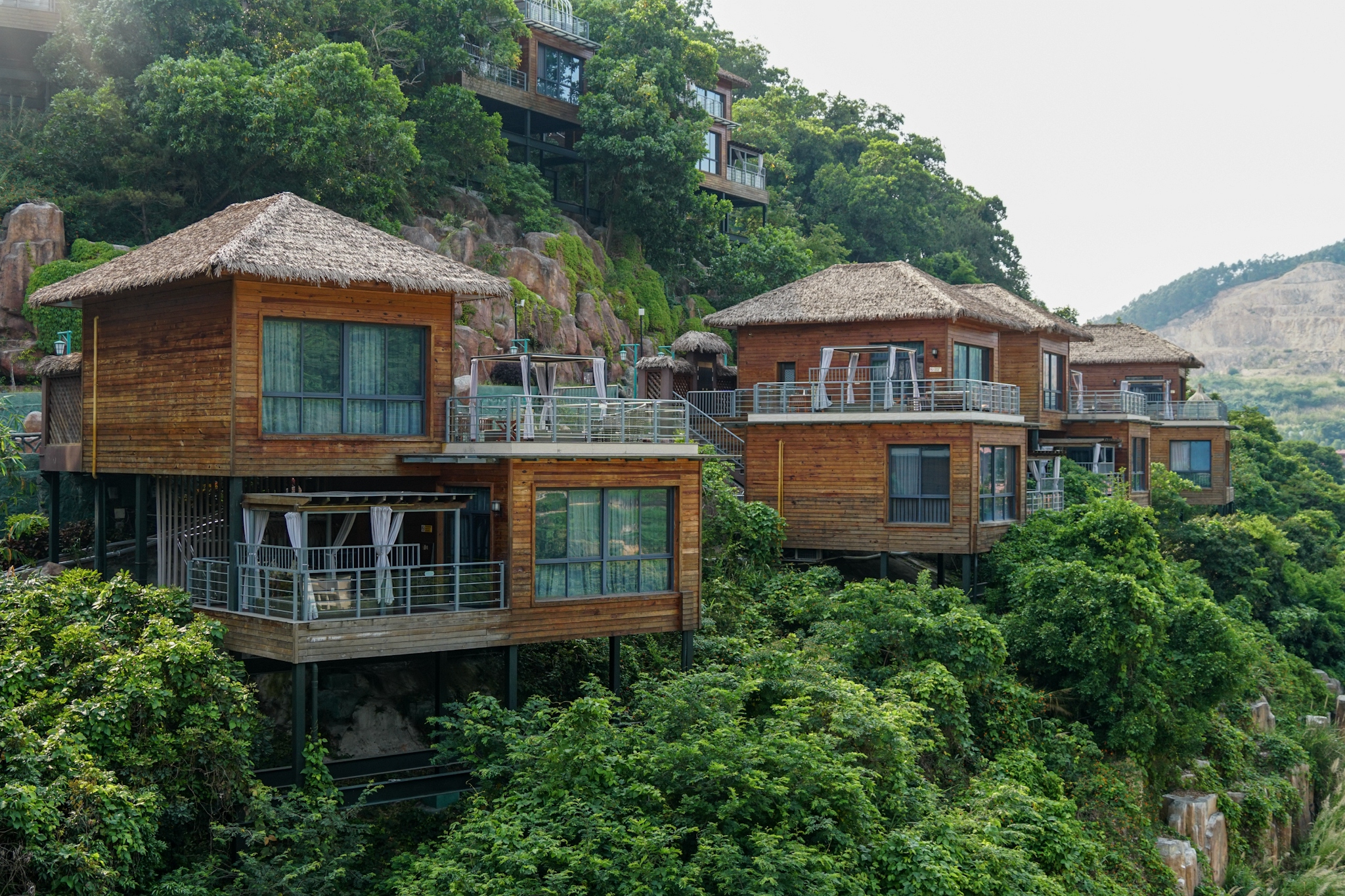 漳州位于福建的最南端,北有高山阻挡寒流侵袭,南有海洋调节,所处纬度