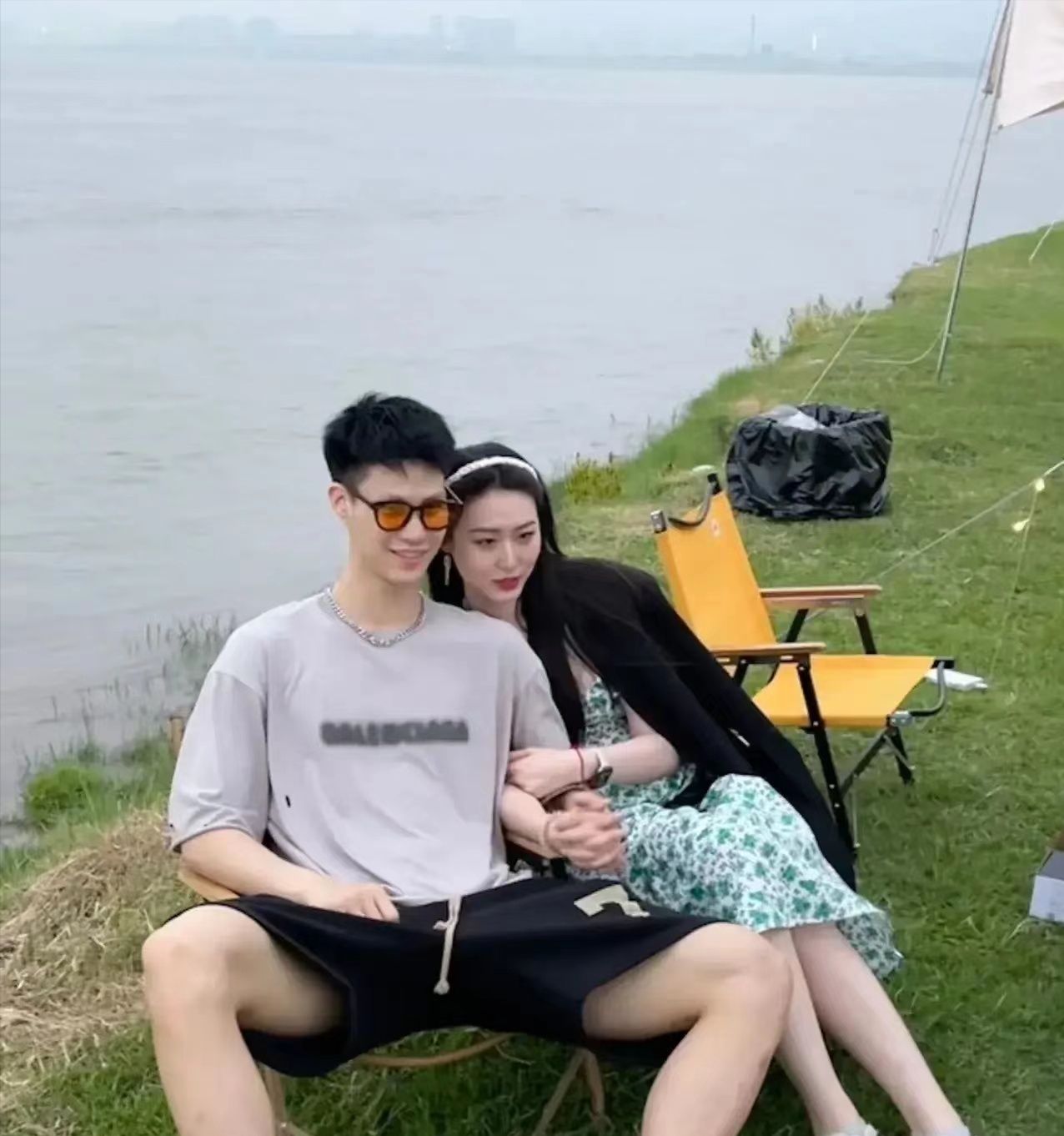 广东队超新星晒女友合照身材高挑颜值出众外出游玩十分浪漫