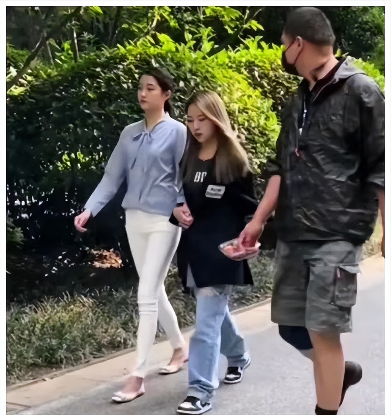 关晓彤助理意外走红二人同框被抓拍引网友热议衣品差距真大