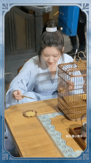 赵露思片场花絮逗鸟新爱好哈哈哈