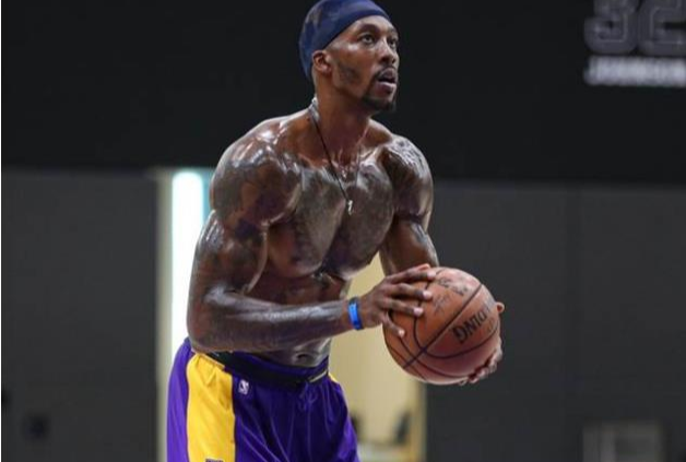 本华莱士是蓝领中锋极致代表,得分一般,但是防守很强悍,有了他,活塞