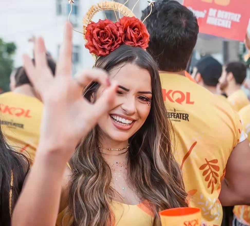 巴西才华与美貌俱佳的超模倾国倾城美如冠玉亮色系搭配美如仙