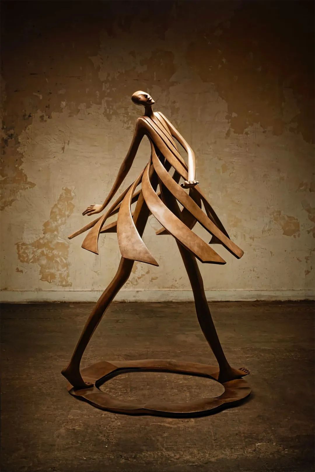 人物被切割成线条浪漫又神秘的超现实雕塑引人深思