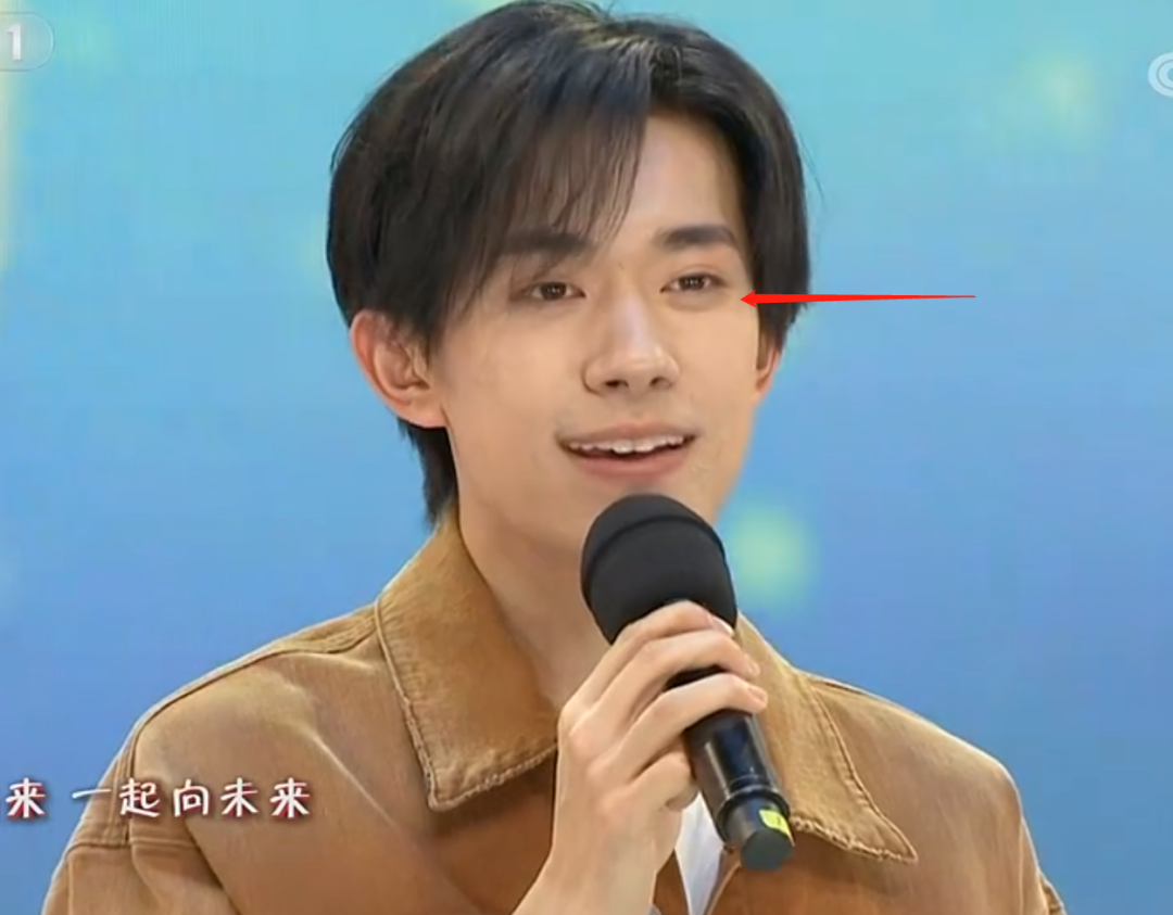 五四晚会成小花比美现场：赵丽颖回归最佳状态，关晓彤宋祖儿甜美休闲区蓝鸢梦想 - Www.slyday.coM