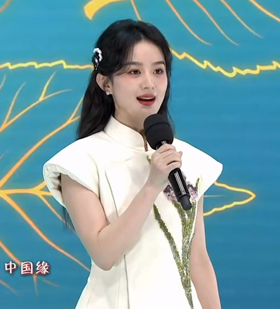 五四晚会成小花比美现场：赵丽颖回归最佳状态，关晓彤宋祖儿甜美休闲区蓝鸢梦想 - Www.slyday.coM