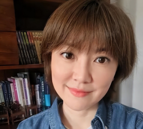 经过一个月的等待!被暂停职务的主持人朱霞,正式回归辽宁卫视休闲区蓝鸢梦想 - Www.slyday.coM 经过一个月的等待!被暂停职务的主持人朱霞,正式回归辽宁卫视休闲区蓝鸢梦想 - Www.slyday.coM