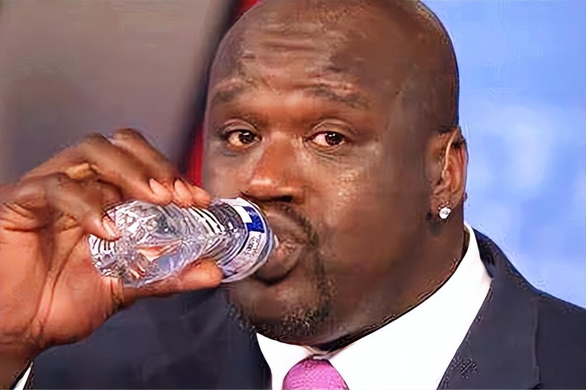 不是P图!生活常见的物品在奥尼尔手上瞬间缩小,吃鸡腿像用牙签休闲区蓝鸢梦想 - Www.slyday.coM 不是P图!生活常见的物品在奥尼尔手上瞬间缩小,吃鸡腿像用牙签休闲区蓝鸢梦想 - Www.slyday.coM