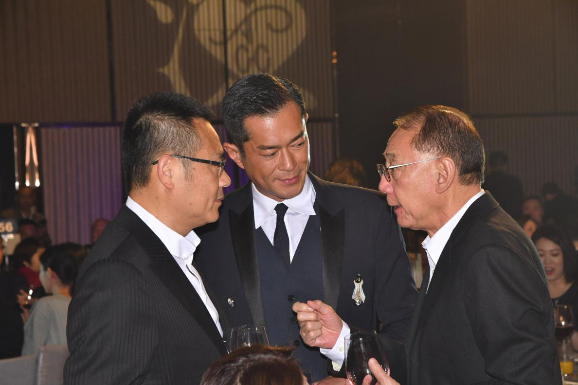 79岁杨受成罕见探班谢霆锋满面笑容状态好身强力壮比肩张学友