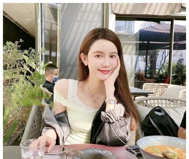 被爆结婚后张大奕晒照手捧鲜花满脸笑意配文令人浮想联翩