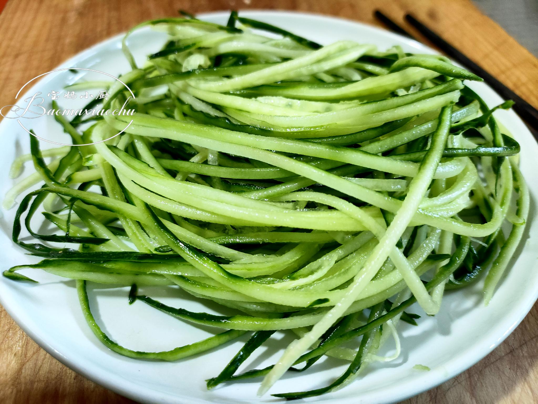 再用擦菜板擦一大盘黄瓜丝做面码,顺长拉到底的黄瓜,一根根的还真漂亮