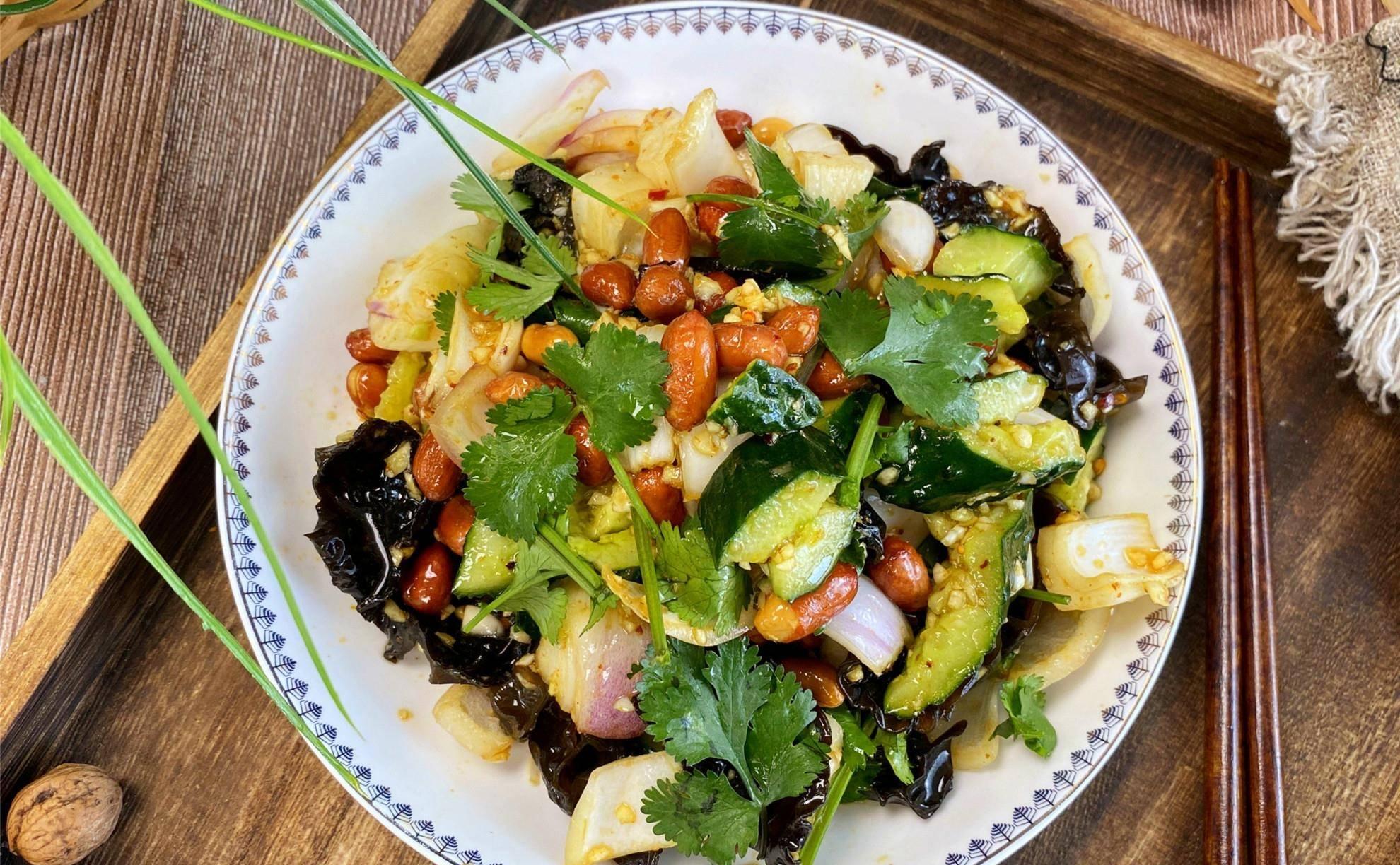 美味的凉拌黄瓜洋葱