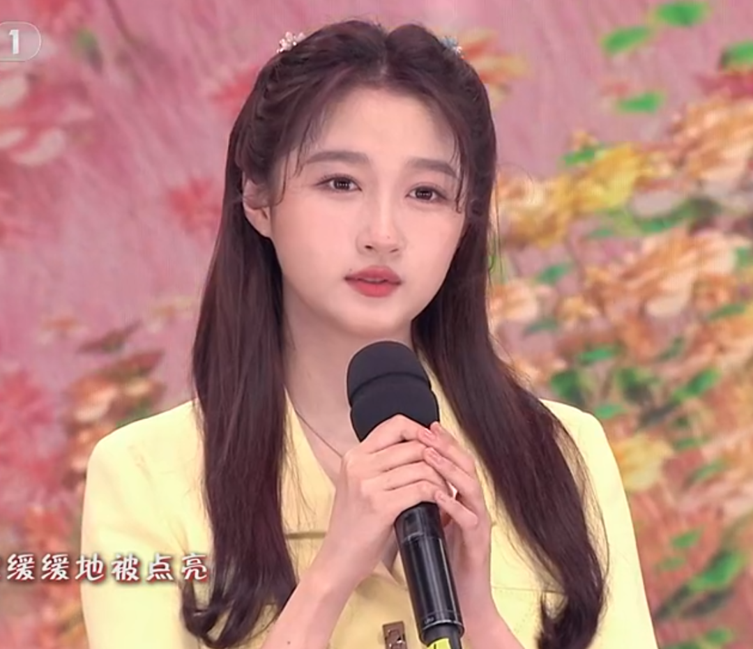 五四晚会成小花比美现场：赵丽颖回归最佳状态，关晓彤宋祖儿甜美休闲区蓝鸢梦想 - Www.slyday.coM