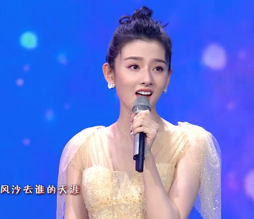 五四晚会成小花比美现场：赵丽颖回归最佳状态，关晓彤宋祖儿甜美休闲区蓝鸢梦想 - Www.slyday.coM