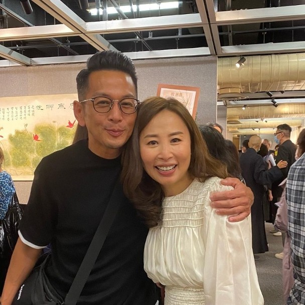 香港金牌丑角兰茜已经低调回巢 戴工作证经常出入TVB行政大楼|兰茜|丑角|工作证_新浪新闻