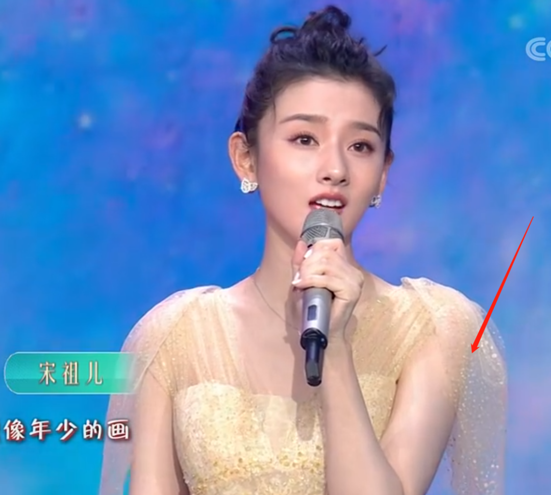 五四晚会成小花比美现场：赵丽颖回归最佳状态，关晓彤宋祖儿甜美休闲区蓝鸢梦想 - Www.slyday.coM