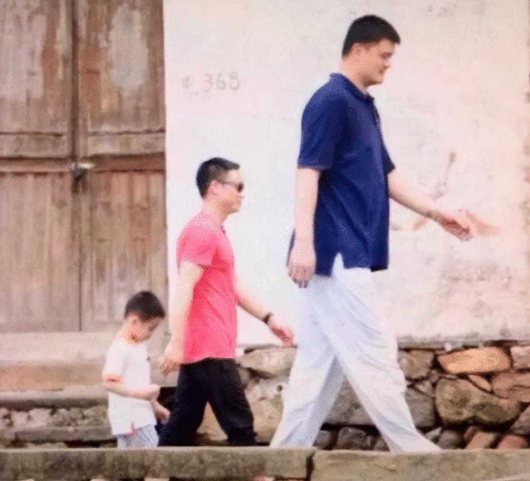 2米26姚明的巨人体型：大本在他面前像后卫，大腿比普通人腰还粗休闲区蓝鸢梦想 - Www.slyday.coM