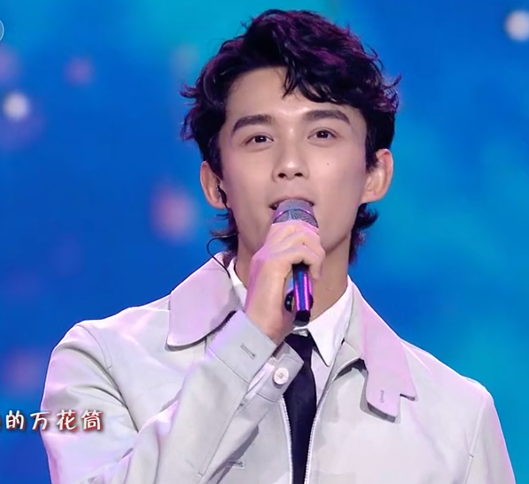 五四晚会成小花比美现场：赵丽颖回归最佳状态，关晓彤宋祖儿甜美休闲区蓝鸢梦想 - Www.slyday.coM