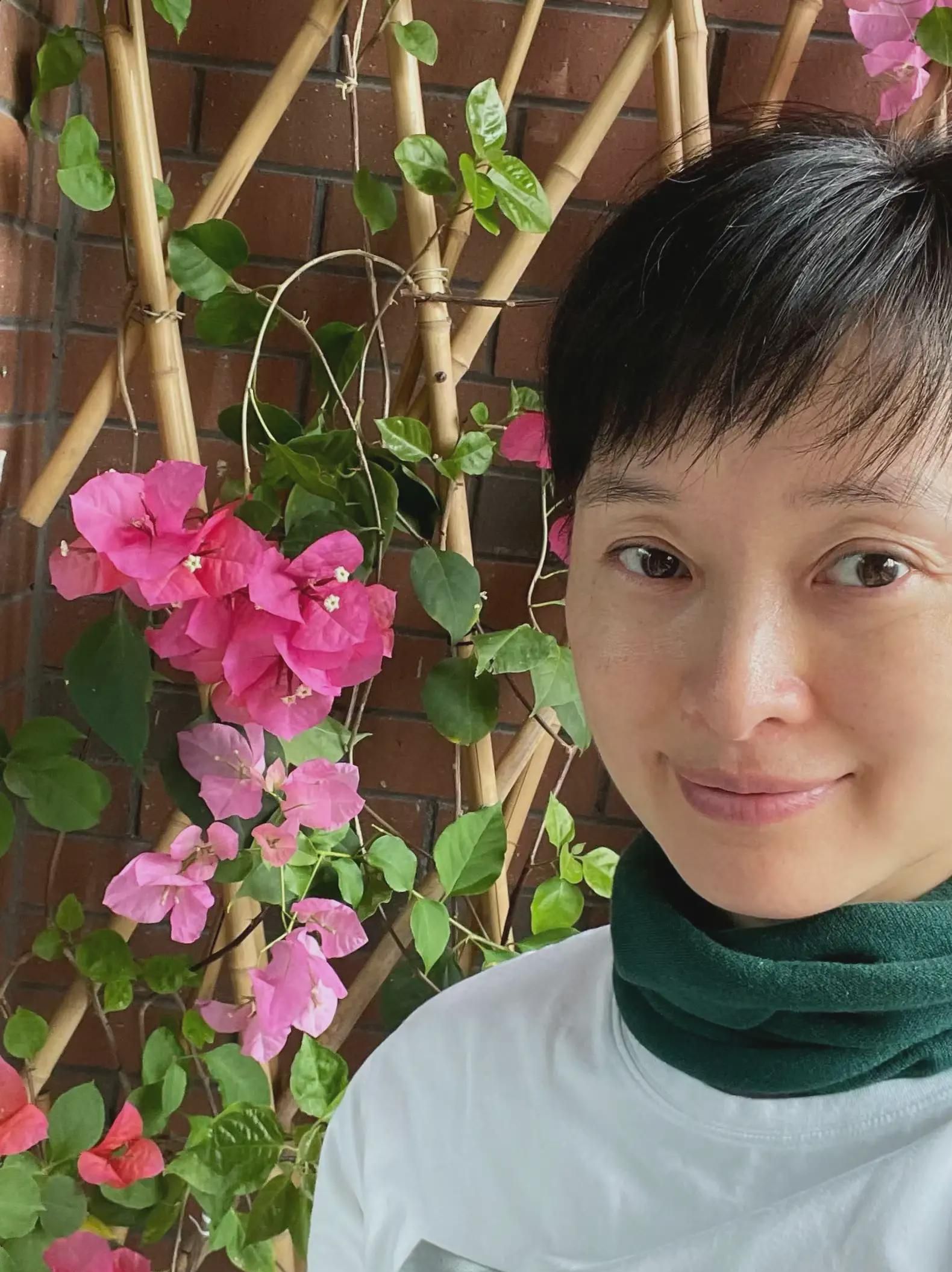 吴越才是真正的素颜,脸有斑上眼皮松弛,不惊艳但是纯天然耐看!