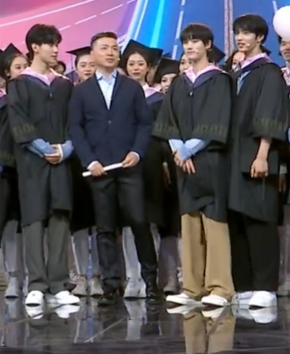 央视五四晚会节目单:赵丽颖和陈伟霆合唱,刘雨昕压轴,王源缺席休闲区蓝鸢梦想 - Www.slyday.coM 央视五四晚会节目单:赵丽颖和陈伟霆合唱,刘雨昕压轴,王源缺席休闲区蓝鸢梦想 - Www.slyday.coM