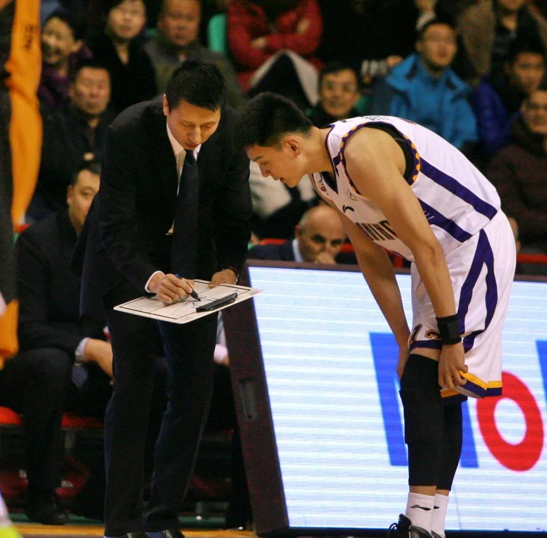 模范青年杨鸣辽宁篮球的守望者与开拓者