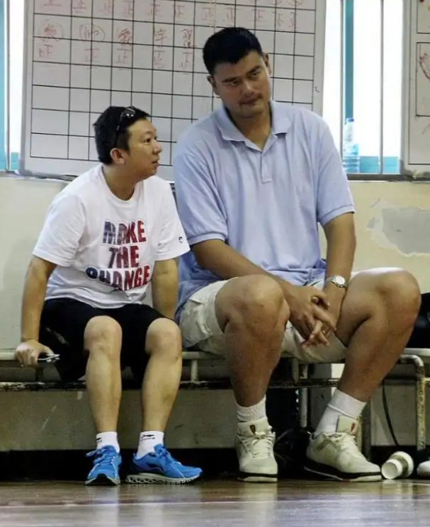 2米26姚明的巨人体型：大本在他面前像后卫，大腿比普通人腰还粗休闲区蓝鸢梦想 - Www.slyday.coM