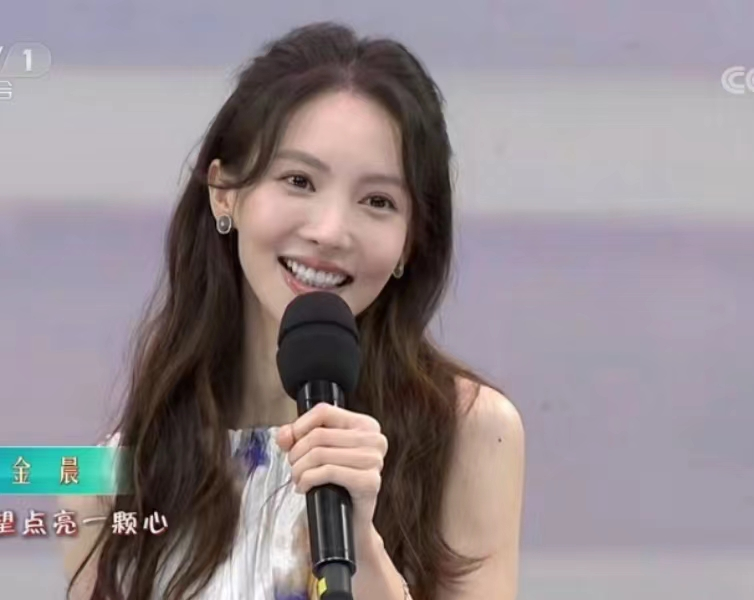 五四晚会成小花比美现场：赵丽颖回归最佳状态，关晓彤宋祖儿甜美休闲区蓝鸢梦想 - Www.slyday.coM