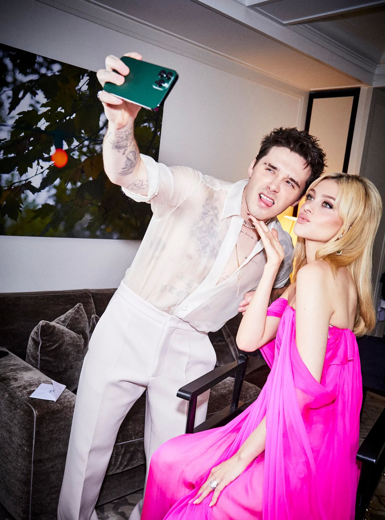 大布不顾自己形象给老婆提裙摆弯着腰好卑微妮可拉绿裙更惊艳