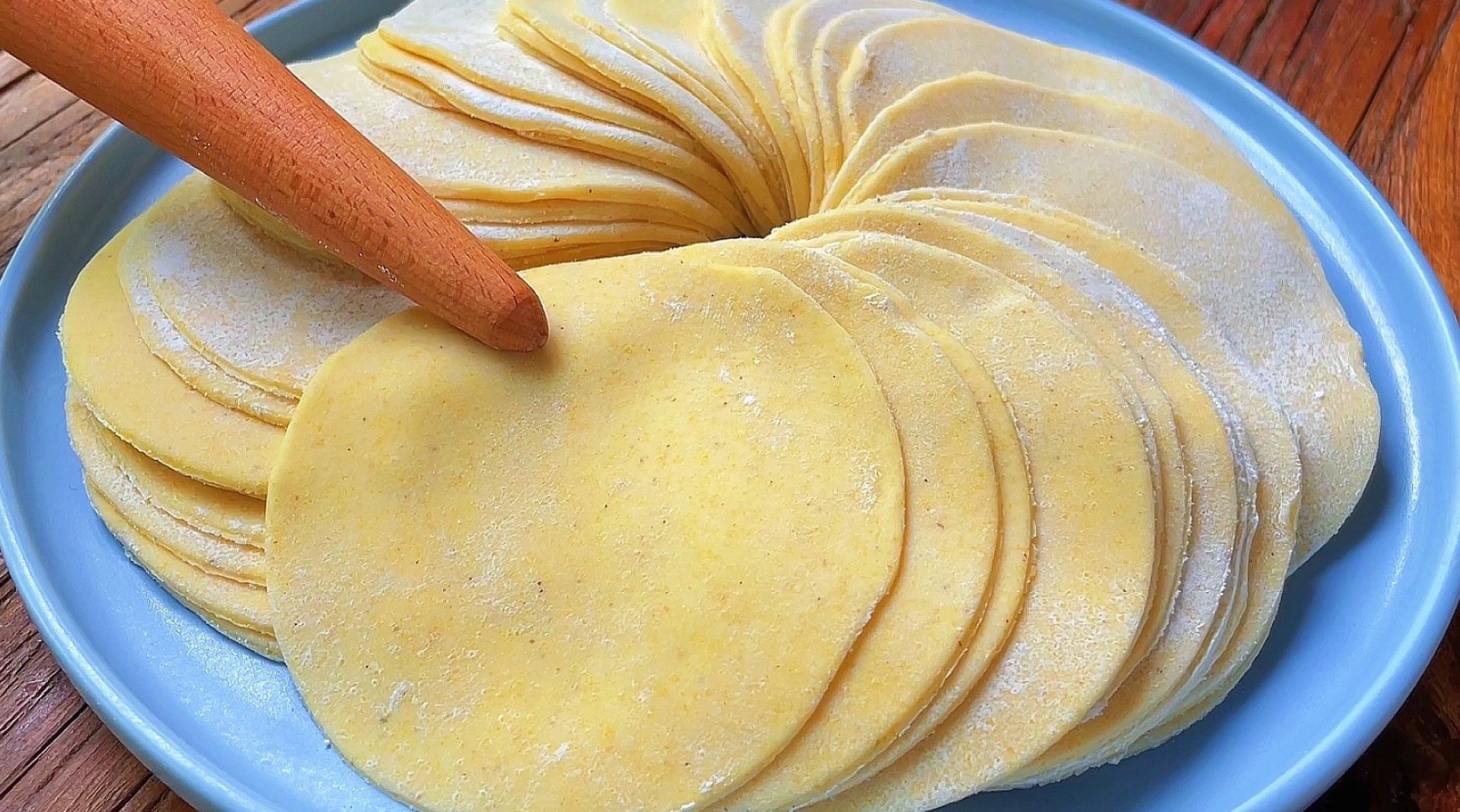 玉米面饺子皮记住这一招不会发硬不会开裂筋道柔软还耐煮微博厨房大赛