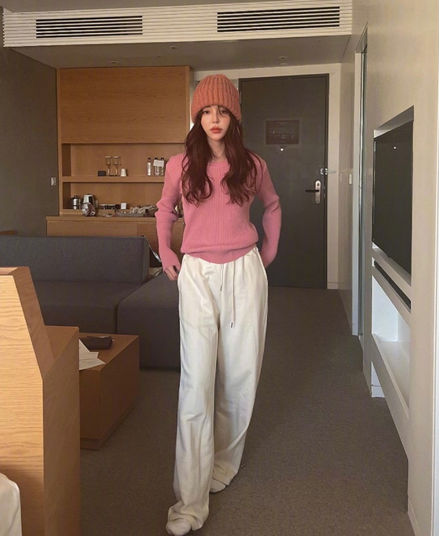 粉色针织薄毛衣搭配白色长裤,休闲大方.