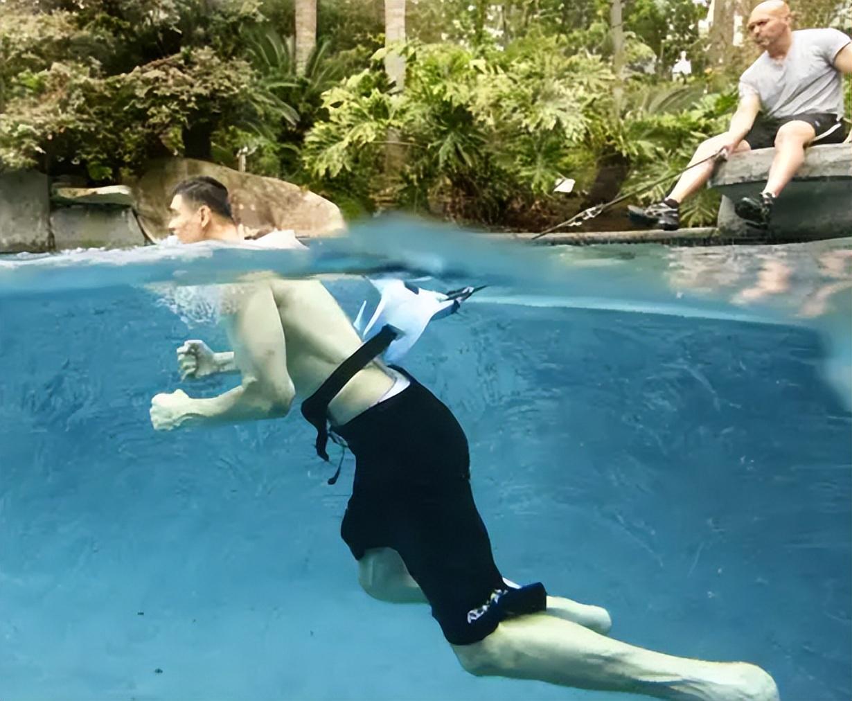 2米26姚明的巨人体型：大本在他面前像后卫，大腿比普通人腰还粗休闲区蓝鸢梦想 - Www.slyday.coM