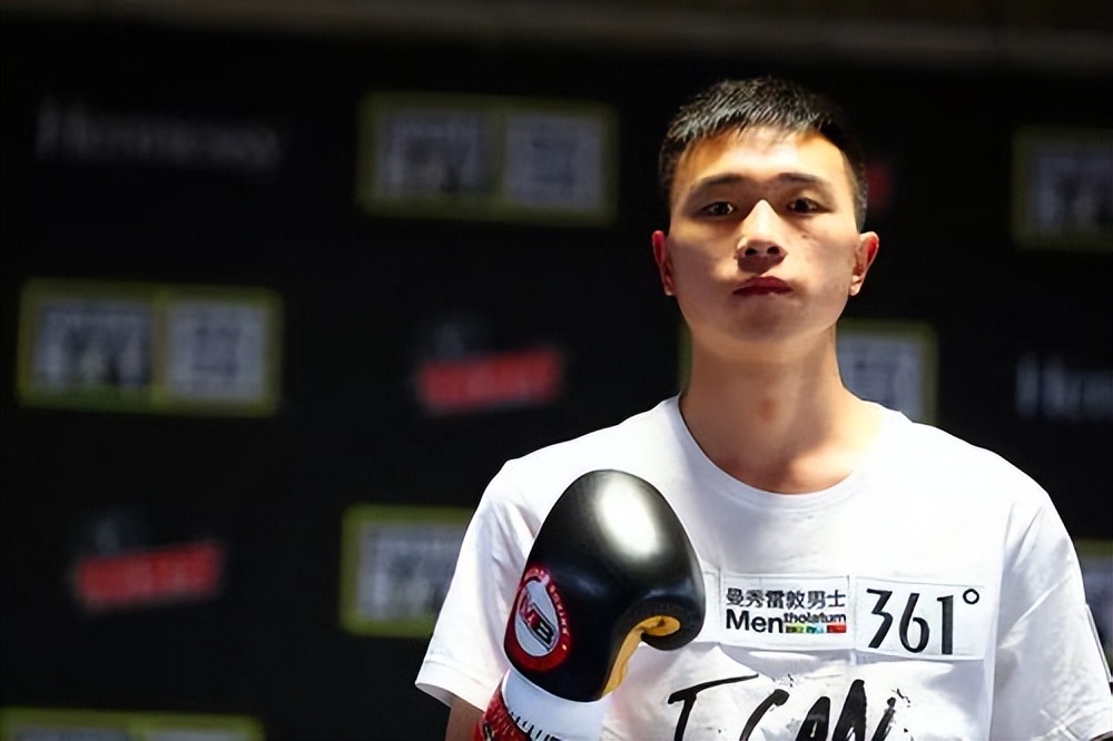 痛心徐灿被打伤致肋骨骨折比赛被迫延期中国职业拳击太难了