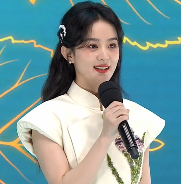 五四晚会成小花比美现场：赵丽颖回归最佳状态，关晓彤宋祖儿甜美休闲区蓝鸢梦想 - Www.slyday.coM