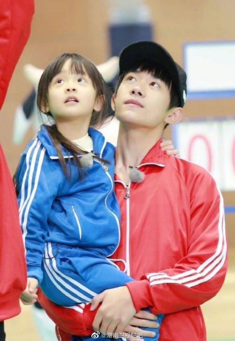 同为明星抱娃:王俊凯令人捧腹,王源暖心,看到千玺:酸了!