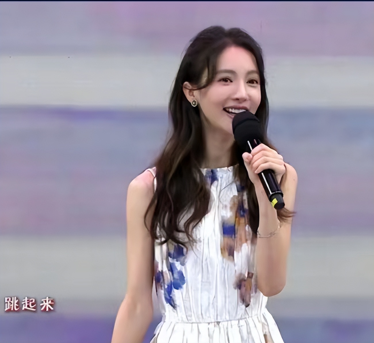 五四晚会成小花比美现场：赵丽颖回归最佳状态，关晓彤宋祖儿甜美休闲区蓝鸢梦想 - Www.slyday.coM