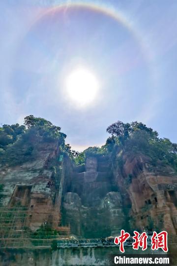 乐山大佛上空出现日晕奇观. 刘忠俊 摄