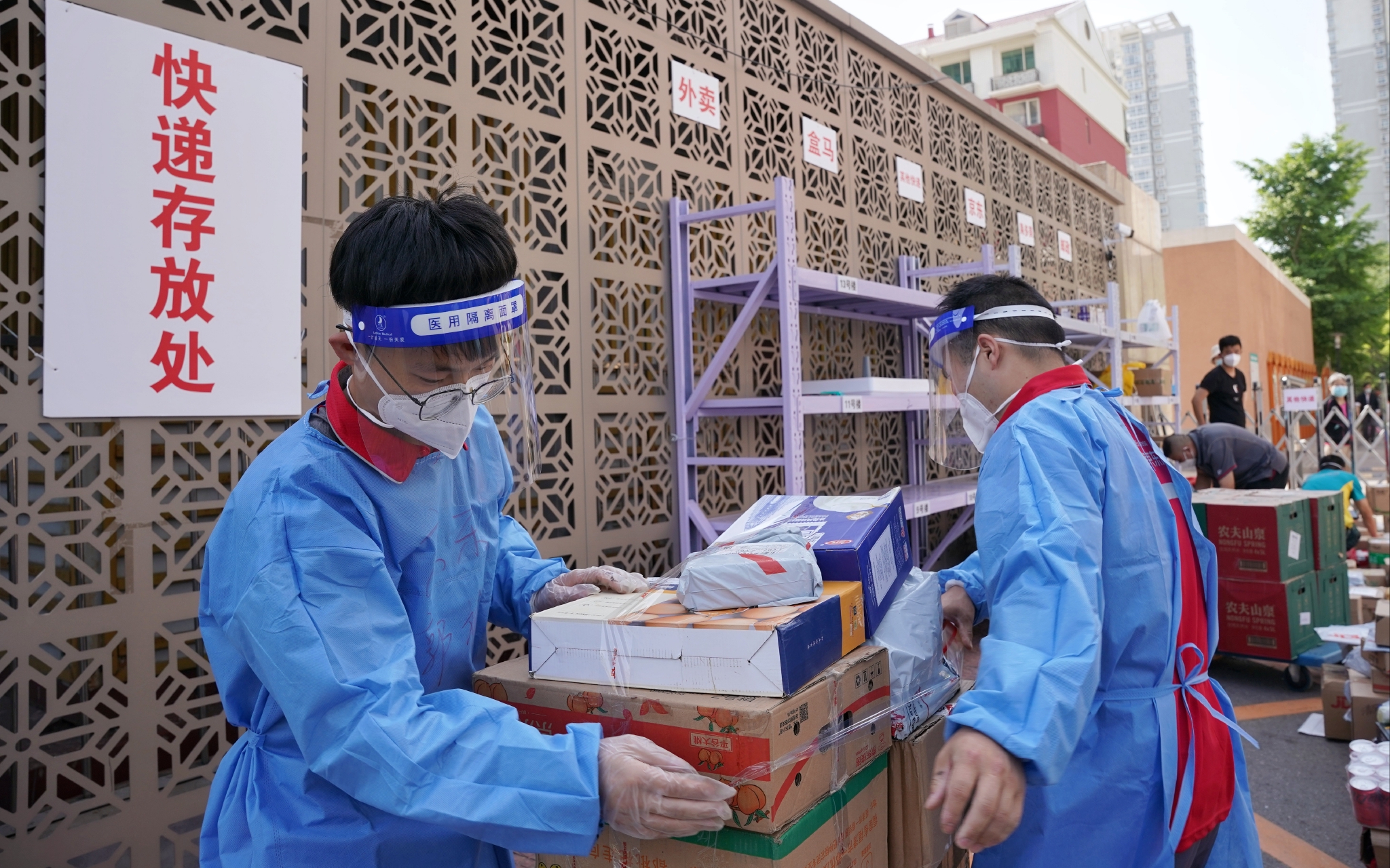 快递员进驻管控小区网购物资直接送到楼门口